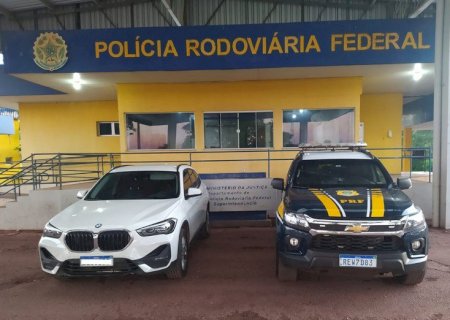 PRF recupera veículo de luxo roubado, que seria levado para a Bolívia