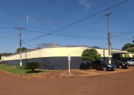 Homem arremessa celulares em presídio de Rio Brilhante e foge