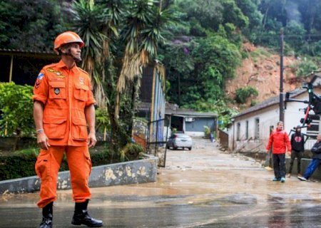 Bombeiros retomam buscas a desaparecidos em Petrópolis