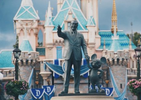 Executiva da Disney, Karey Burke quer ver mais personagens LGBT em programas da Disney.