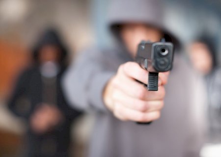 Ladrão fingi ser policial e rouba casal em casa alugada pela embaixada dos EUA no no Lago Sul/DF