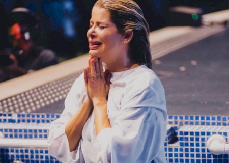 Karina Bacchi é batizada em igreja evangélica