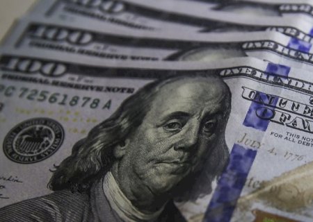 Com terceira queda seguida, dólar fecha o dia cotado a R$ 4,80