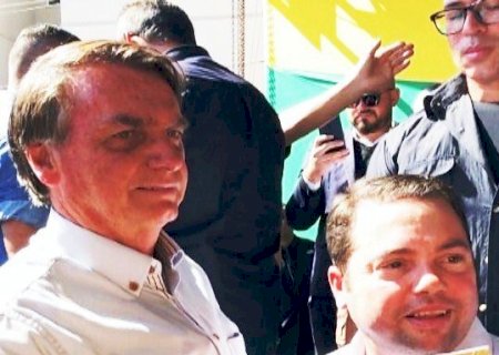 Representando a classe cristã, Rodolfo entrega livro de apóstolo a Bolsonaro