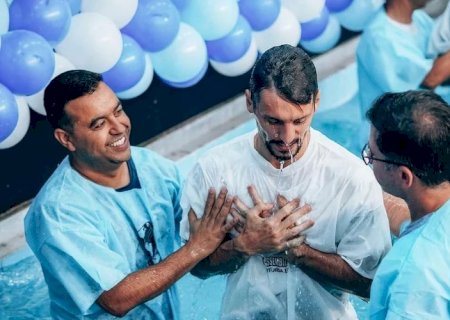 Rodrigo Caio do Flamengo é batizado na Igreja Assembleia de Deus Vitória em Cristo