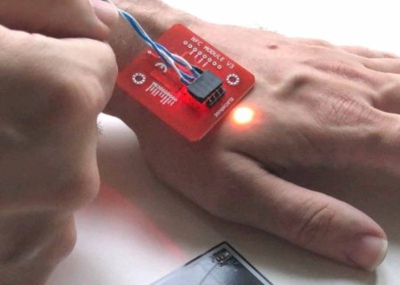 Mulher viraliza ao mostrar o que um microchip implantado em sua mão faz