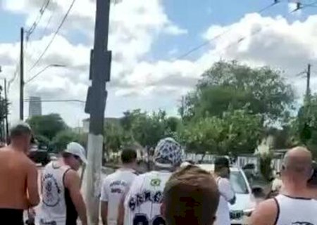 Torcedores do Santos protestam no CT e têm conversa com Falcão, Odair e jogadores