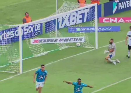 Muralha volta a ser titular após quase cinco meses, falha em gol e é vaiado pela torcida do Coritiba
