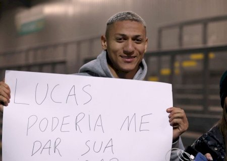Lucas Moura joga pelo sub-21 do Tottenham, e Richarlison leva cartaz: "Poderia dar sua camisa?"