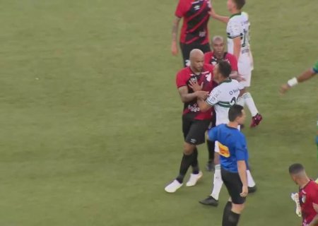 Nove expulsos, invasão e objetos arremessados: súmula relata pancadaria em Athletico x Coritiba
