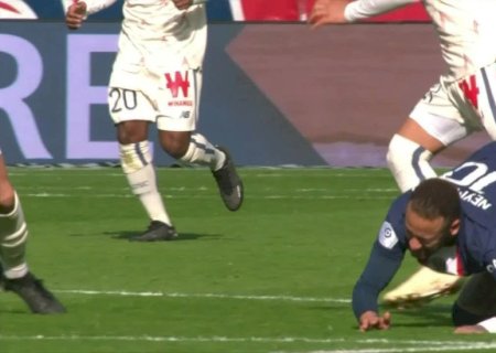 Neymar tem entorse diagnosticada e passará por novos exames; assista ao lance