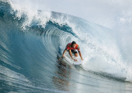 WSL: Medina, Italo e Filipe avançam em Pipeline na estreia da temporada