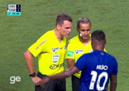 Cruzeiro x Atlético-MG: árbitro relata copos com líquido amarelo e bombas arremessados em campo