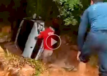 Bombeiros resgatam mulher presa em carro levado por correnteza