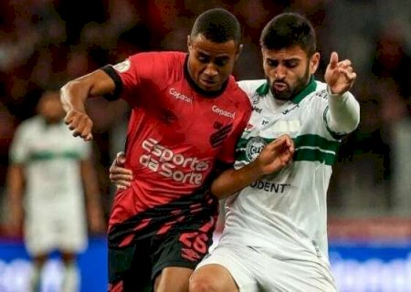 Athletico vence Coritiba com virada nos acréscimos em clássico eletrizante