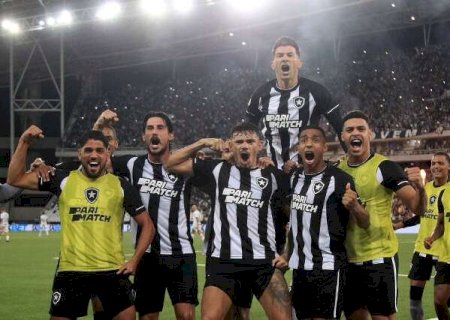 Botafogo bate Corinthians e retorna a liderança do Brasileirão
