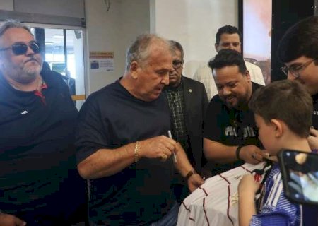Ídolo do Flamengo, Zico é tietado por torcedores ao desembarcar na Capital