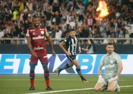 Botafogo vence Fortaleza e mantém liderança do Brasileirão