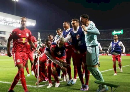 Bragantino vence Coritiba e encosta no G4 do Brasileirão