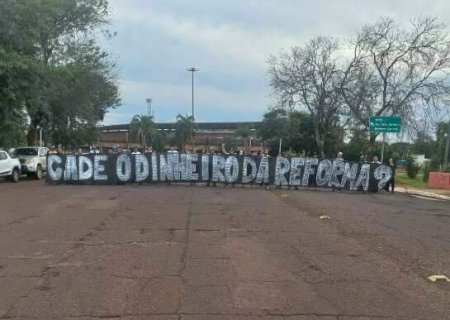 Grupo de torcedores do Operário protestam pela volta dos jogos ao Morenão