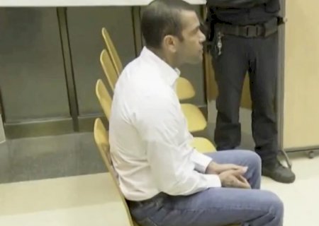 Ex-jogador Daniel Alves é condenado a 4 anos e 6 meses de prisão