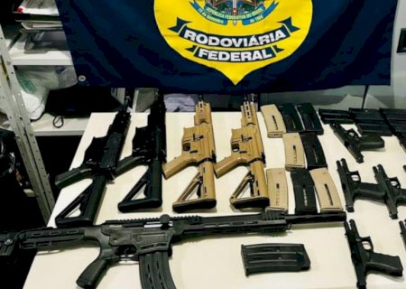 Mulher é presa transportando fuzis, pistolas e espingarda