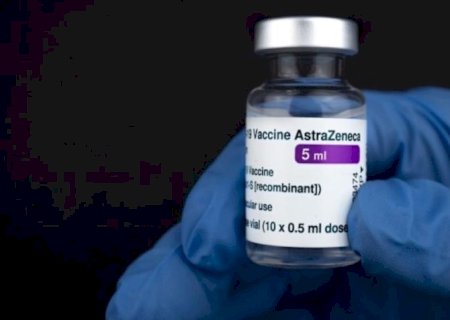 AstraZeneca reconhece que a sua vacina contra a covid-19 pode causar um “efeito adverso raro'
