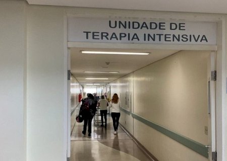 Paciente encontrado vivo em necrotério progride lentamente em UTI