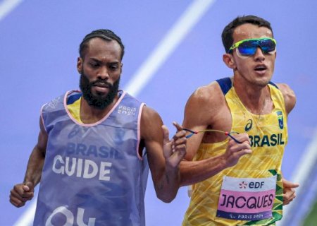 Yeltsin bate recorde mundial e conquista a medalha de ouro nos 1,5 mil metros