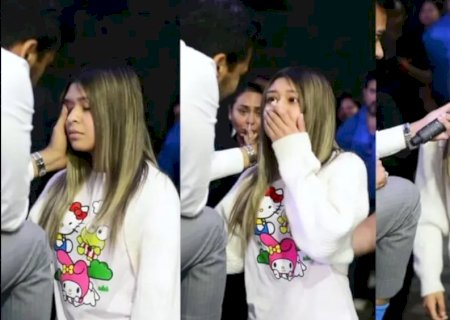 Cega de um olho, menina é curada após oração em culto