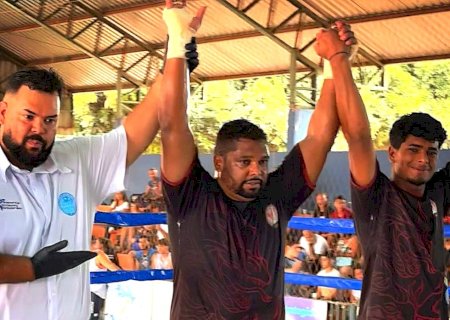 Douradense Cristiano Moreira conquista cinturão no Kombat Kickboxing Pró