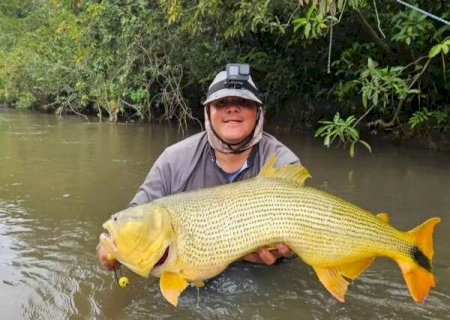 Guia pega Dourado de quase 1 metro e mostra que Maracaju est&aacute; na rota da pesca