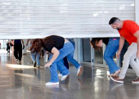 Confusos com edital, concurseiros d&atilde;o de cara com port&atilde;o fechado &agrave;s 6h30