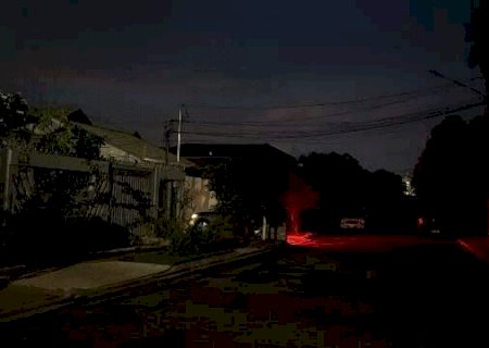 Depois do temporal da tarde, moradores acumulam tr&ecirc;s horas sem energia el&eacute;trica