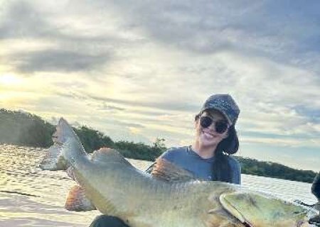 Pescadora amadora fisga ja&uacute; de 1,3 metro pela segunda vez