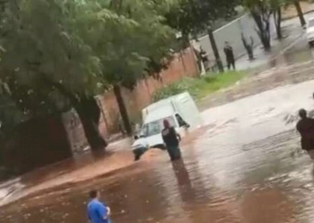 Pol&iacute;cia resgata dois ocupantes de Fiorino levada por enxurrada