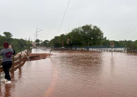 Cobrada por internautas, Adriane diz que est&aacute; fazendo o poss&iacute;vel