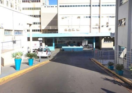 Homem fica inconsciente ap&oacute;s ser espancado por grupo de pessoas
