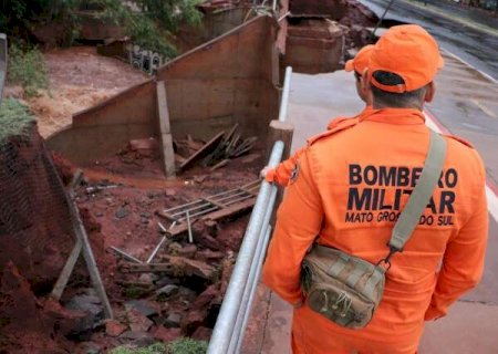 Bombeiros buscam por poss&iacute;vel v&iacute;tima de afogamento no Lago do Amor