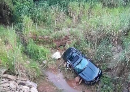 Moradora da Capital morre ap&oacute;s BMW aquaplanar e cair em c&oacute;rrego