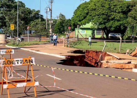 Pedras s&atilde;o levadas para in&iacute;cio do trabalho de aterro em cratera no Lago do Amor