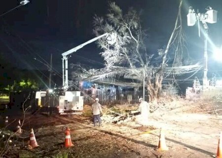 Concession&aacute;ria diz que ainda falta energia em &aacute;reas pontuais de 7 bairros