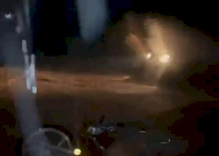 Enxurrada arrasta motocicleta durante tempestade no Nova Lima