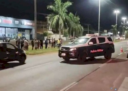 Motociclista desvia de bicicleta e morre ao colidir contra poste