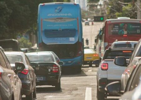 &Ocirc;nibus de viagem quebra em cruzamento e tumultua tr&acirc;nsito no Centro