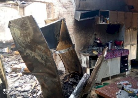 Mulher encontrou irm&atilde;o observando pai agonizar ap&oacute;s incendi&aacute;-lo