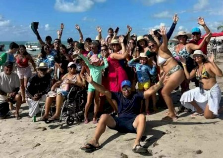 De alta do hospital, tatarav&oacute; de 92 anos foi comemorar em 'rol&ecirc;' na praia
