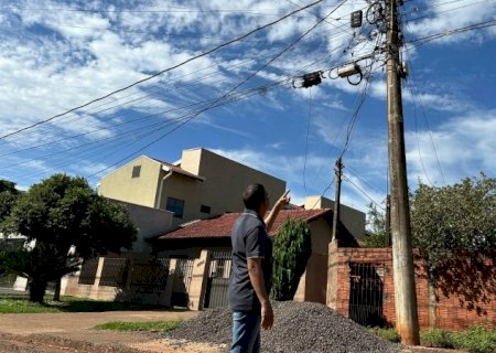 Lei ignorada e cabos expostos: vereador cobra Energisa e Prefeitura por providências