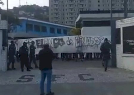 Torcida do Santos invade CT Rei Pelé em protesto após goleada histórica para o Vasco