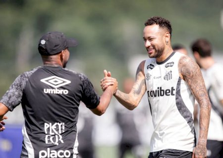 Após dois dias, Neymar treina em campo com o elenco do Santos